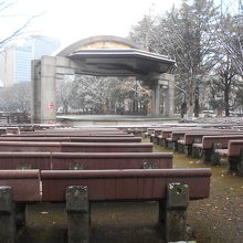 交通の便はよいが、ベンチの旧さが目立つ