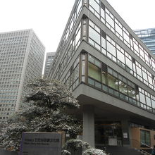 特徴的な三角形の平面は、他では見られない建築