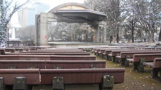 １，０００人規模の、無料野外音楽堂