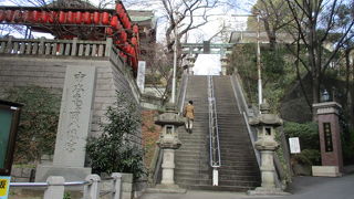 境内は緑の樹木が多く癒されます