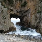 黒潮の面した圧倒される花崗岩の洞門