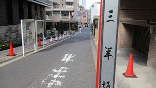 人通りの少ない特徴のない坂です