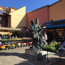 レストランもあるし、彫刻もあります