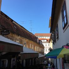 逆光で見えにくいけど右に店舗左にもオープンの店舗があります。