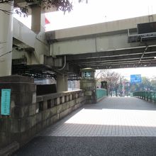 北東詰辺りからの様子(親柱が二つと欄干の違いが分かります)