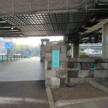 北西詰辺りからの様子(説明板は右手)