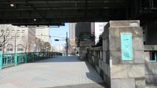 別の橋が隣り合っているように見える不思議な造りの橋です