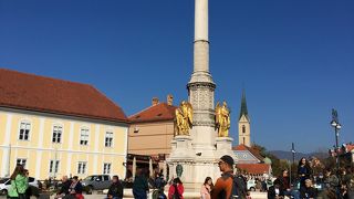 ザグレブ旧市街にある聖母被昇天大聖堂の前の広場にあるモニュメント