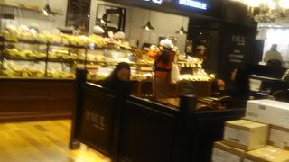 川崎の駅ビルにある有名ベーカリーショップ