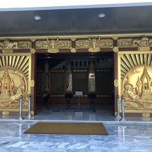 タイのお寺は中へ入るときは靴を脱いで入る