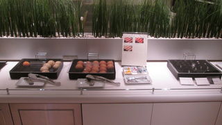 夕食のおにぎりと味噌汁