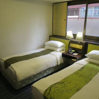 枕元にコンセントはありません。緑のシートは靴を乗せるのでは？