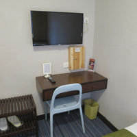 デスク周り。コンセントはこちらにしかありません。