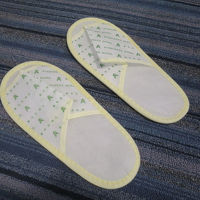 スリッパは使い捨て。つま先の部分が空いていないタイプです。