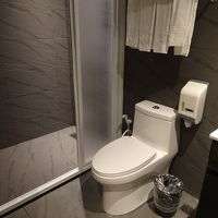 バスタブはなく、トイレもシャワーなしです