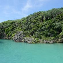 海の色が目を惹く