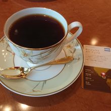 コーヒーに合わせたカップで提供されます