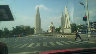 ロータリーの真ん中に建つ