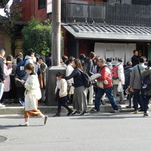 嵐山商店街の人波