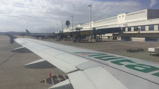 バスで飛行機の傍に行き階段を上がるのでキャリーバッグを預けていないので重たくて大変でした。