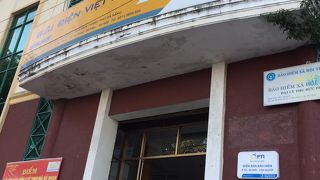 夜は郵便局の敷地がカフェになる