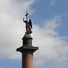 円柱の先の彫像は十字架を抱く天使像