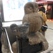 左下にこどものフクロウが三羽も