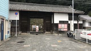 宇和島城、駅近の門