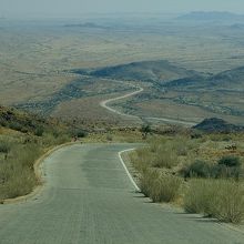 峠からソリテア方向へ下って行く坂道からも行く手の景色が。