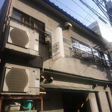 大人しめの看板