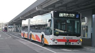 100人以上乗れる連接バスで快適移動