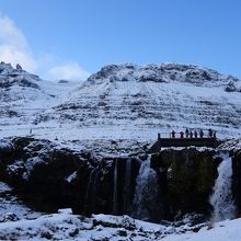 周りには滝や川もあり冬のアイスランドの魅力が詰まっています