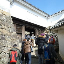 狭く防御がしやすいでは