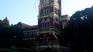 ビクトリア調の建物で中央の時計台は威厳があります