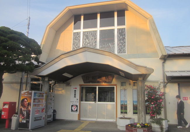 道の駅や温泉、コンビニ、うどん屋なども近くにあって便利な駅です