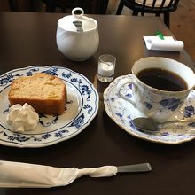 パウンドケーキと香り豊かなコーヒー