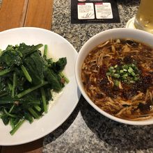 酸辣湯麵、ほうれん草の炒め物、タイガービール
