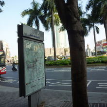 台鉄台南駅前ロータリー、バス停付近