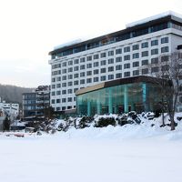 ホテルの裏は阿寒湖、冬は完全凍結していて歩けます