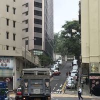 ホテル前の急な坂道