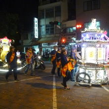 度小月のお店の前の風景 山車の行列