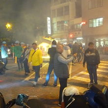 度小月のお店の前の風景 山車の行列 爆竹の煙