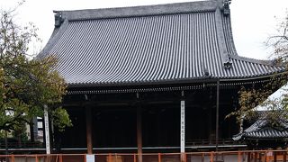 隣の西本願寺に隠れてしまっているが大きな寺院