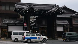 御影堂門の向かい側にありました