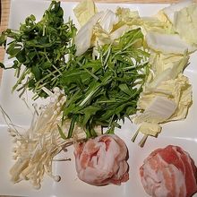 鍋の具材もバイキングのメニューです。