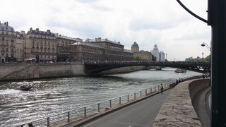 パリのセーヌ河岸 