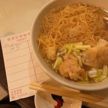 海老雲呑麺 25ドルで安くておいしい！