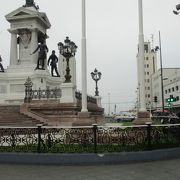 世界遺産に登録されているパラパイソの海港都市の歴史的町並みの中にある広場です。