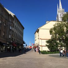 バスを降りて旧市街に入るのに通った道