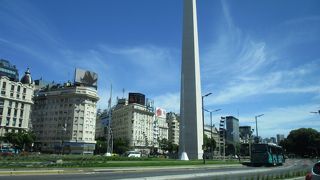 ７月９日大通りに立つブエノスアイレスの建都４００年を記念して１９３６年に立てられた６８ｍの白い塔です。